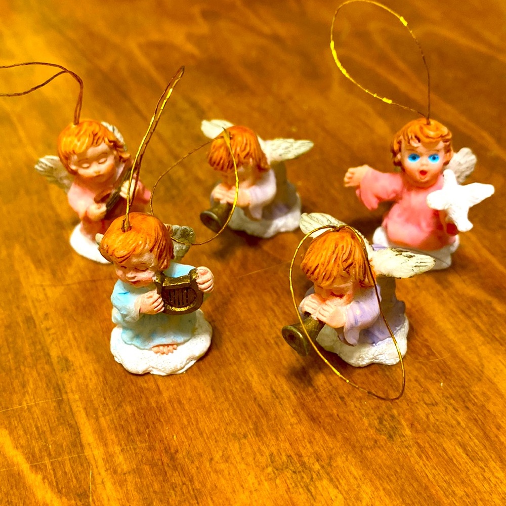Beautiful angel choir ornaments in resin 5 in all